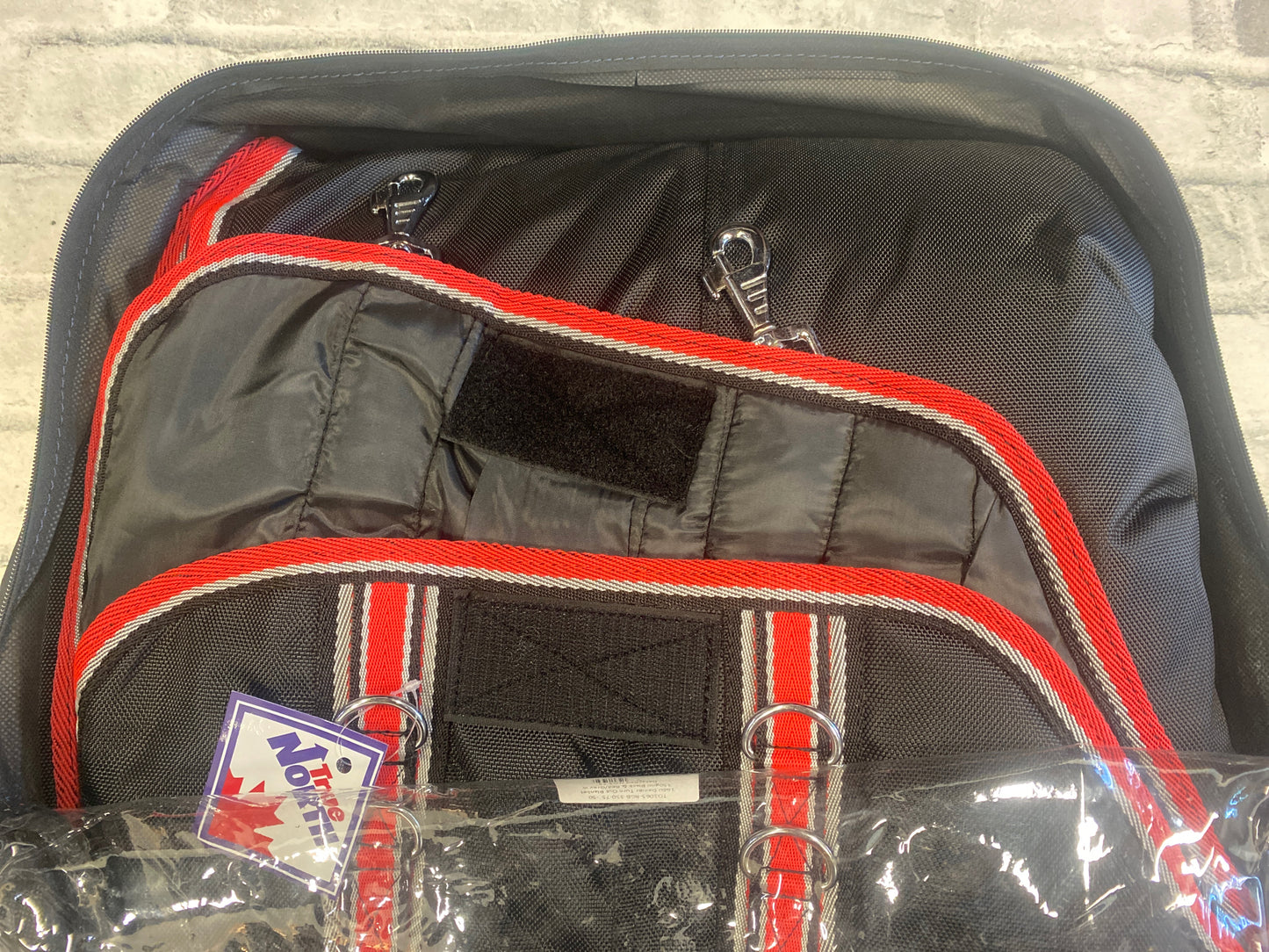 75" True North 350g Turnout Blanket w Neck Black/Red