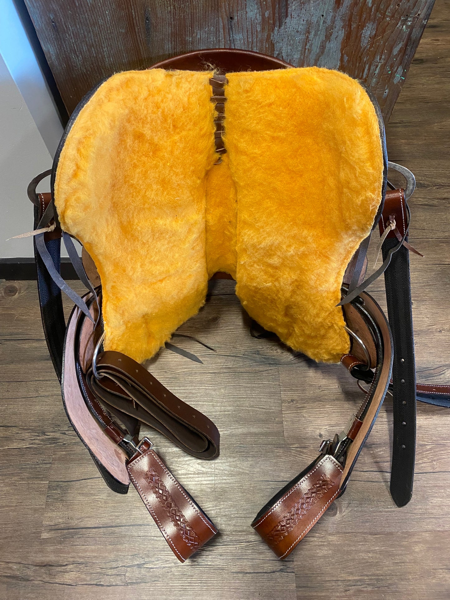 16" Western Tooled Trail Saddle (6" Gullet)