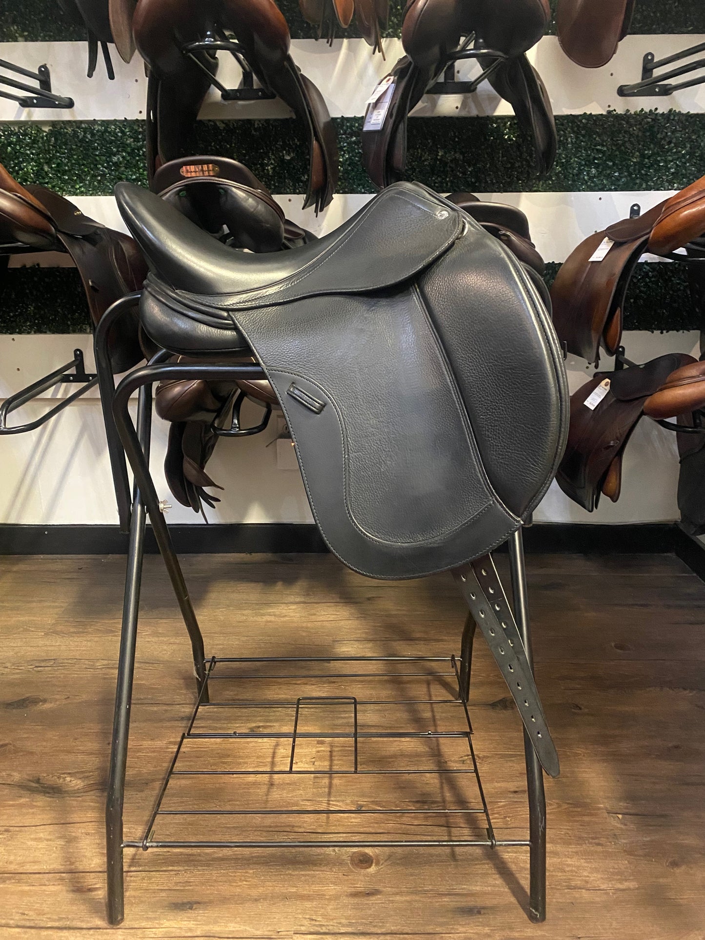 17.5" 2023 Schleese Synergy Dressage Saddle (4.5" Gullet)