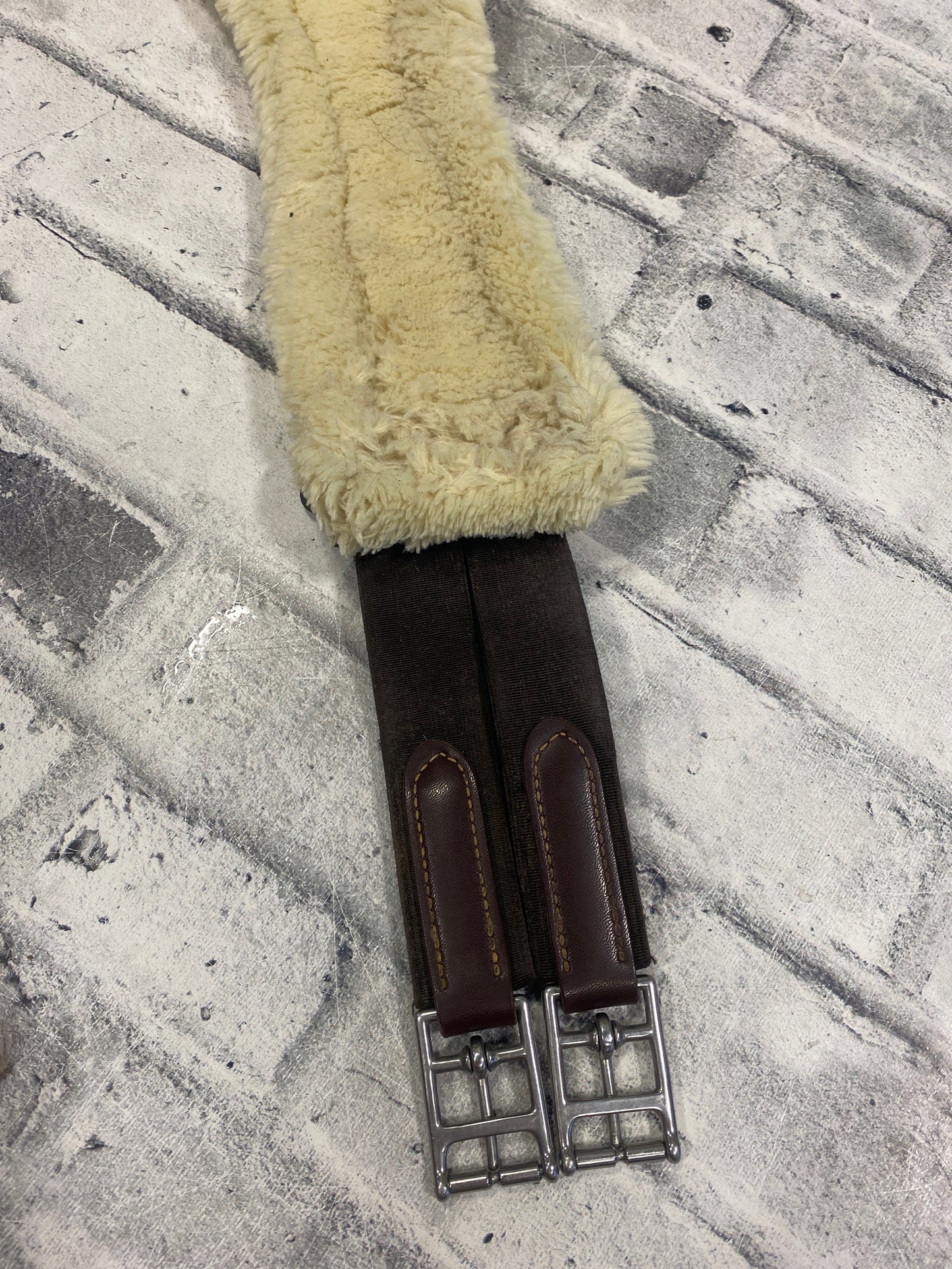49" Kentucky Leather Shaped Girth With Removable Shepskin