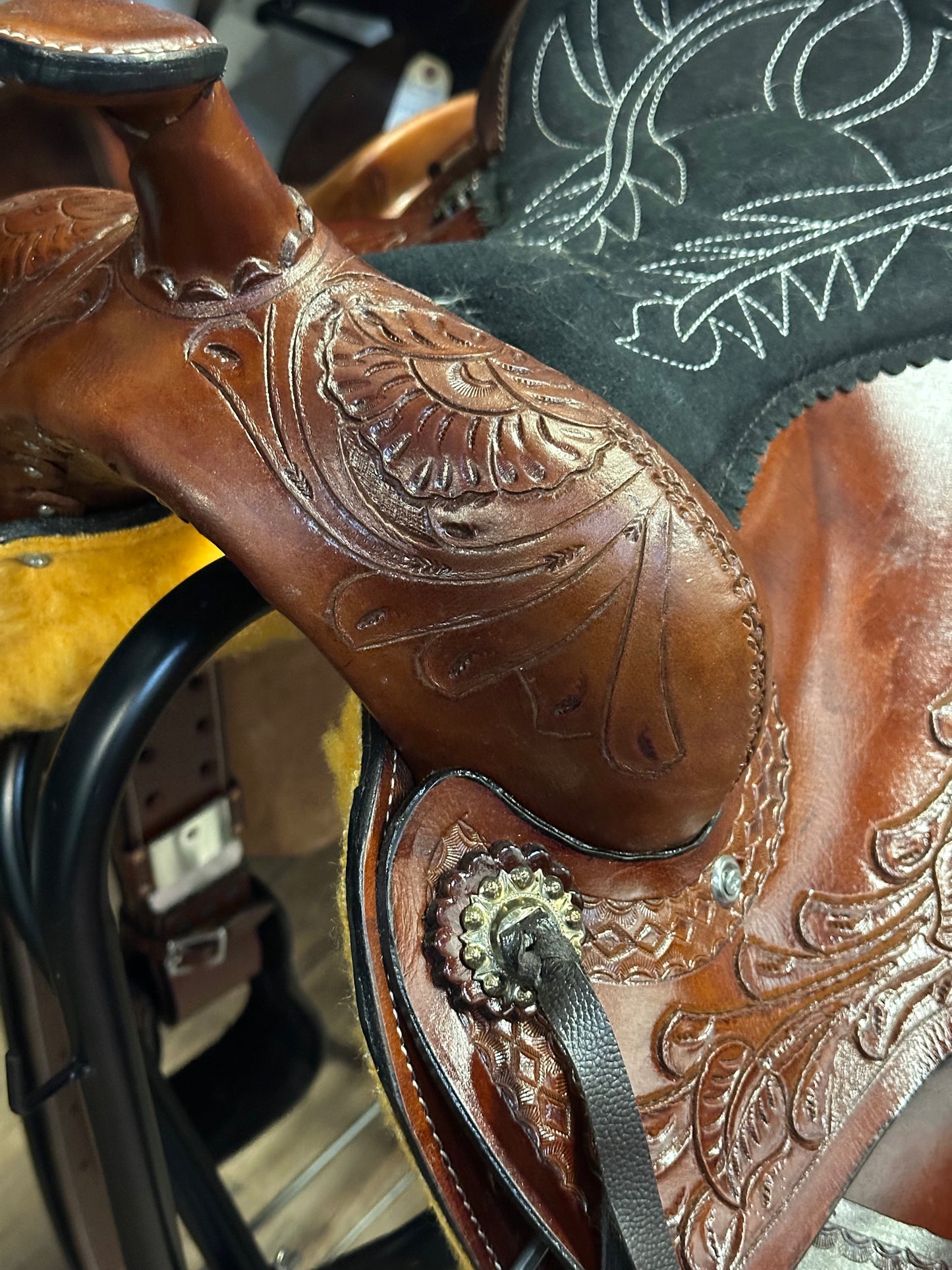 16" Western Tooled Trail Saddle (6" Gullet)