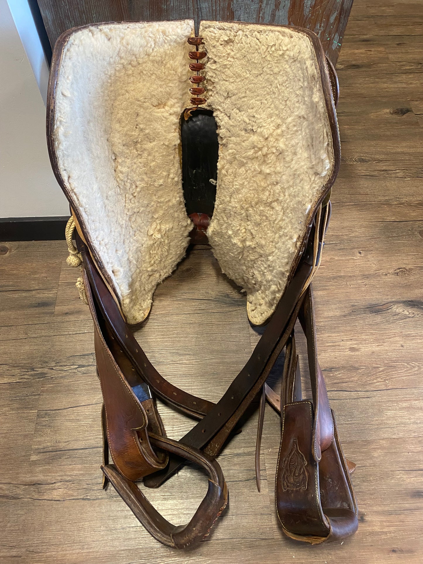 15" Eamor Roping Saddle #281 - 6" Gullet