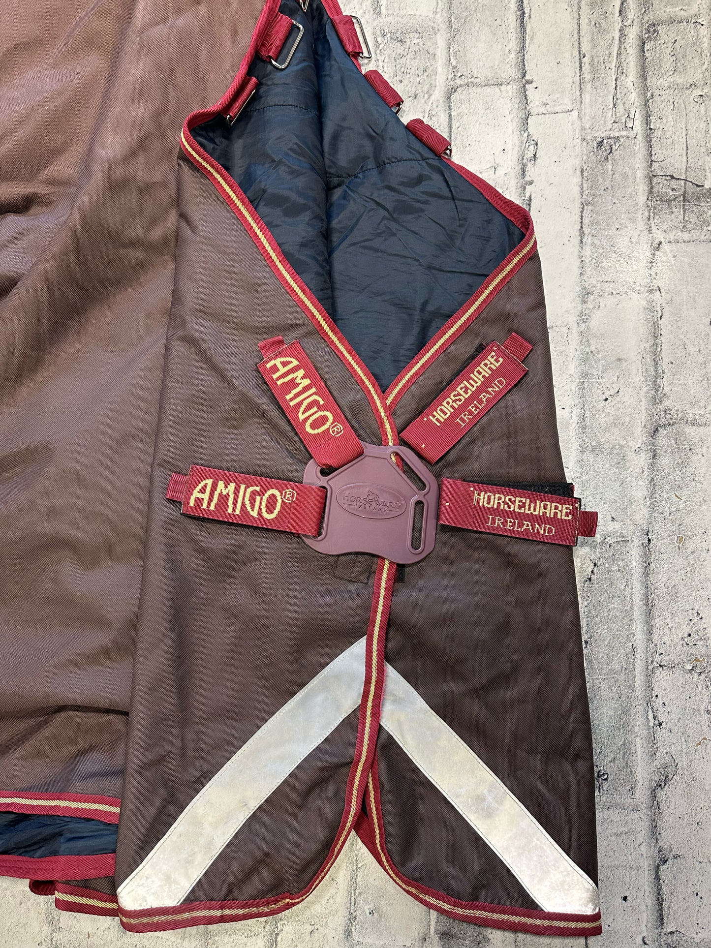 69" Amigo Bravo 12 Plus 100g Turnout Rasin/Burgundy