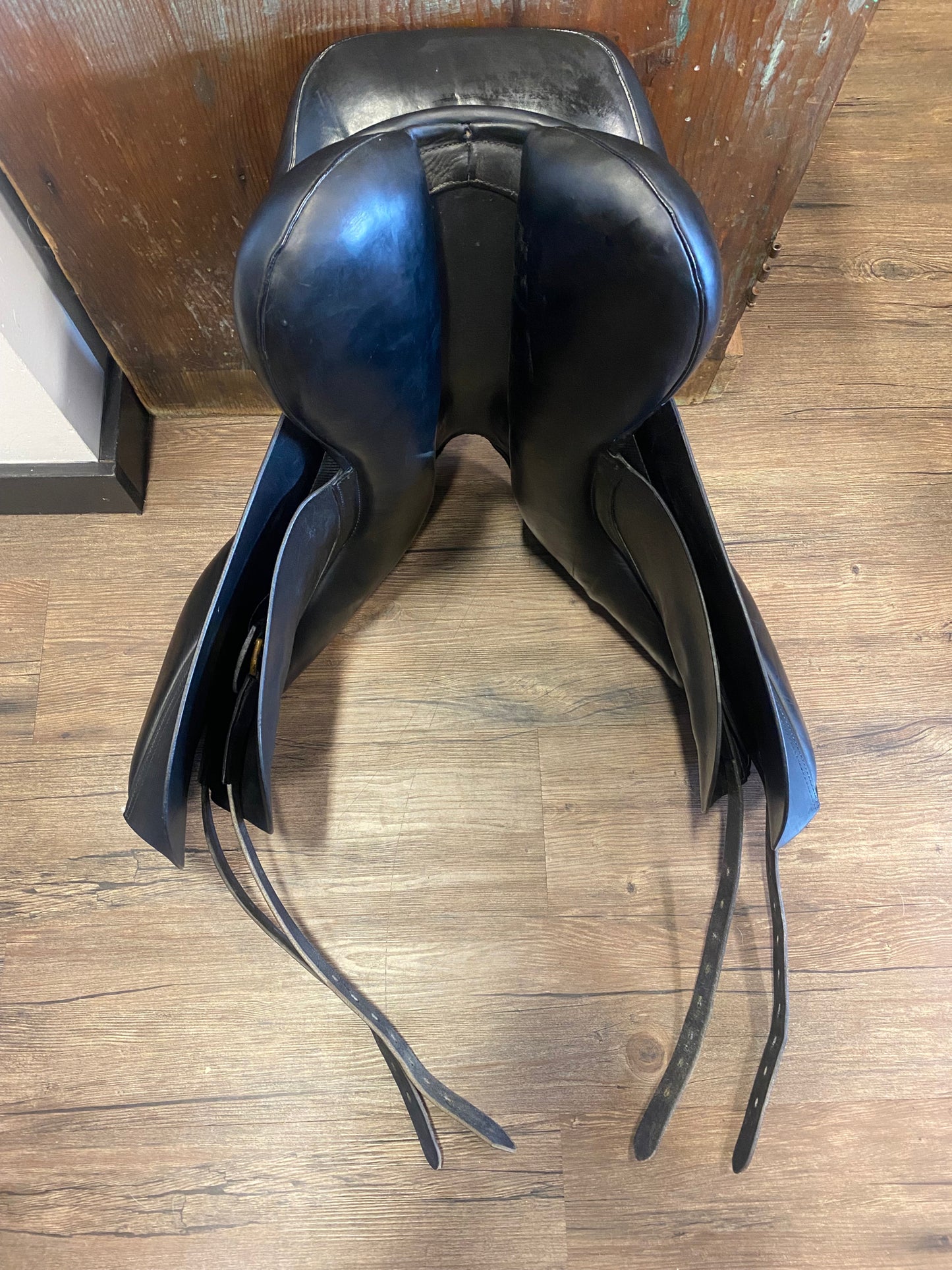 18" Hulsebos Dressage Saddle W (6"Gullet)