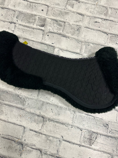 Mattes Black Sheepskin Half Pad Black M