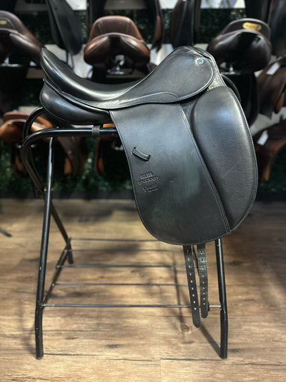 17.5 Stubben Guiness Deluxe Dressage Saddle - MW (5.25")