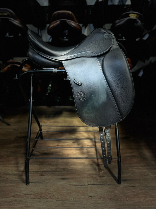 17.5 Stubben Guiness Deluxe Dressage Saddle - MW (5.25")