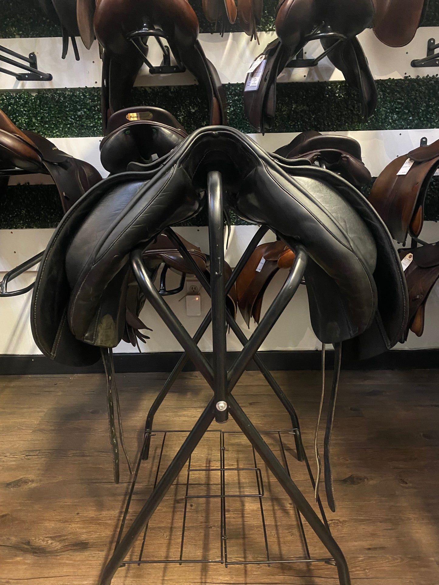 18" Hulsebos Dressage Saddle W (6"Gullet)