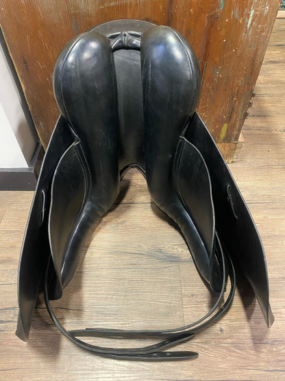 17" County Competitor 2000 Dressage Saddle M (5")