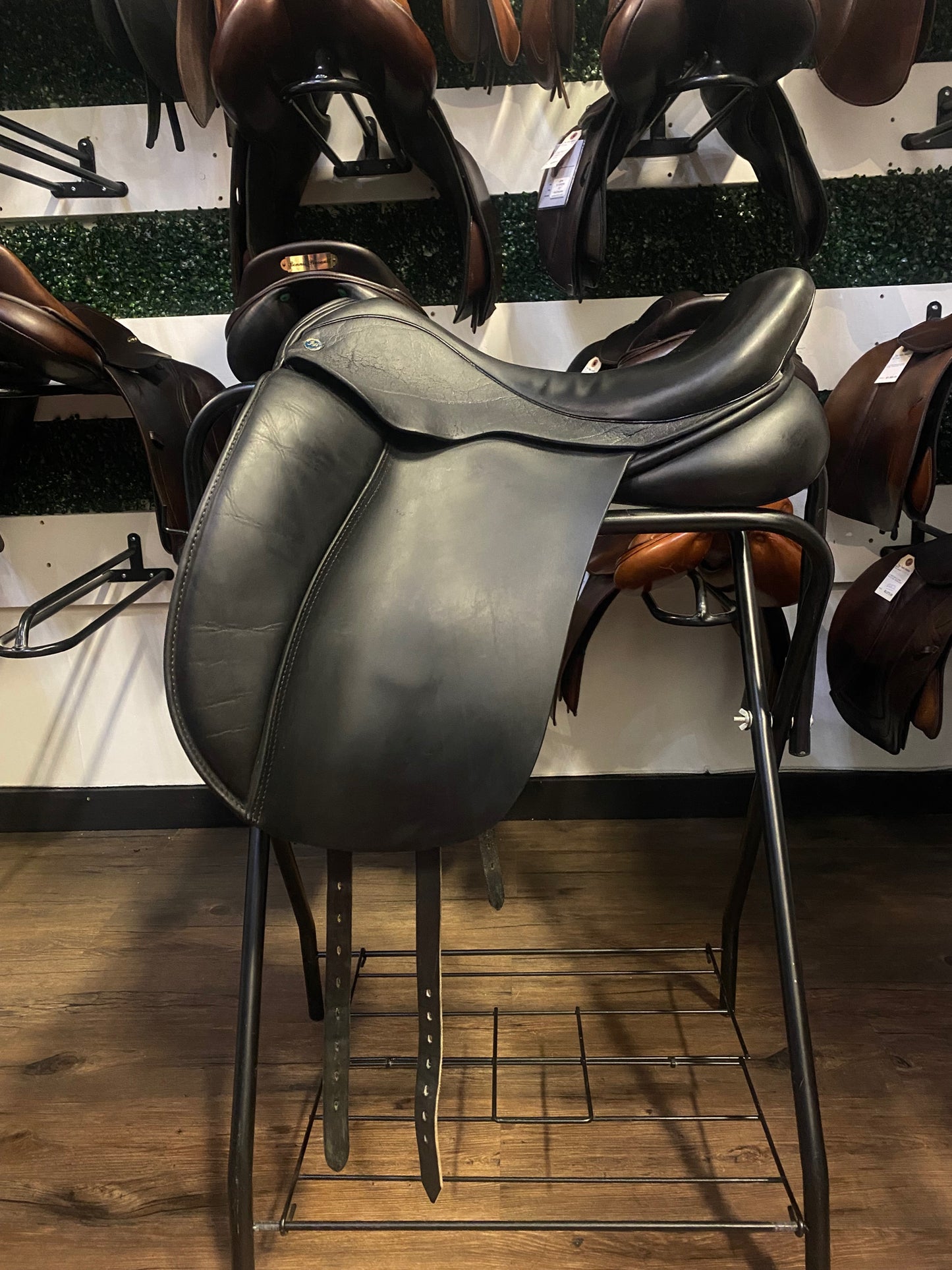 18" Hulsebos Dressage Saddle W (6"Gullet)