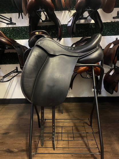 18" Hulsebos Dressage Saddle W (6"Gullet)