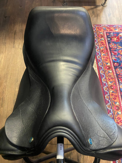 18" Hulsebos Dressage Saddle W (6"Gullet)