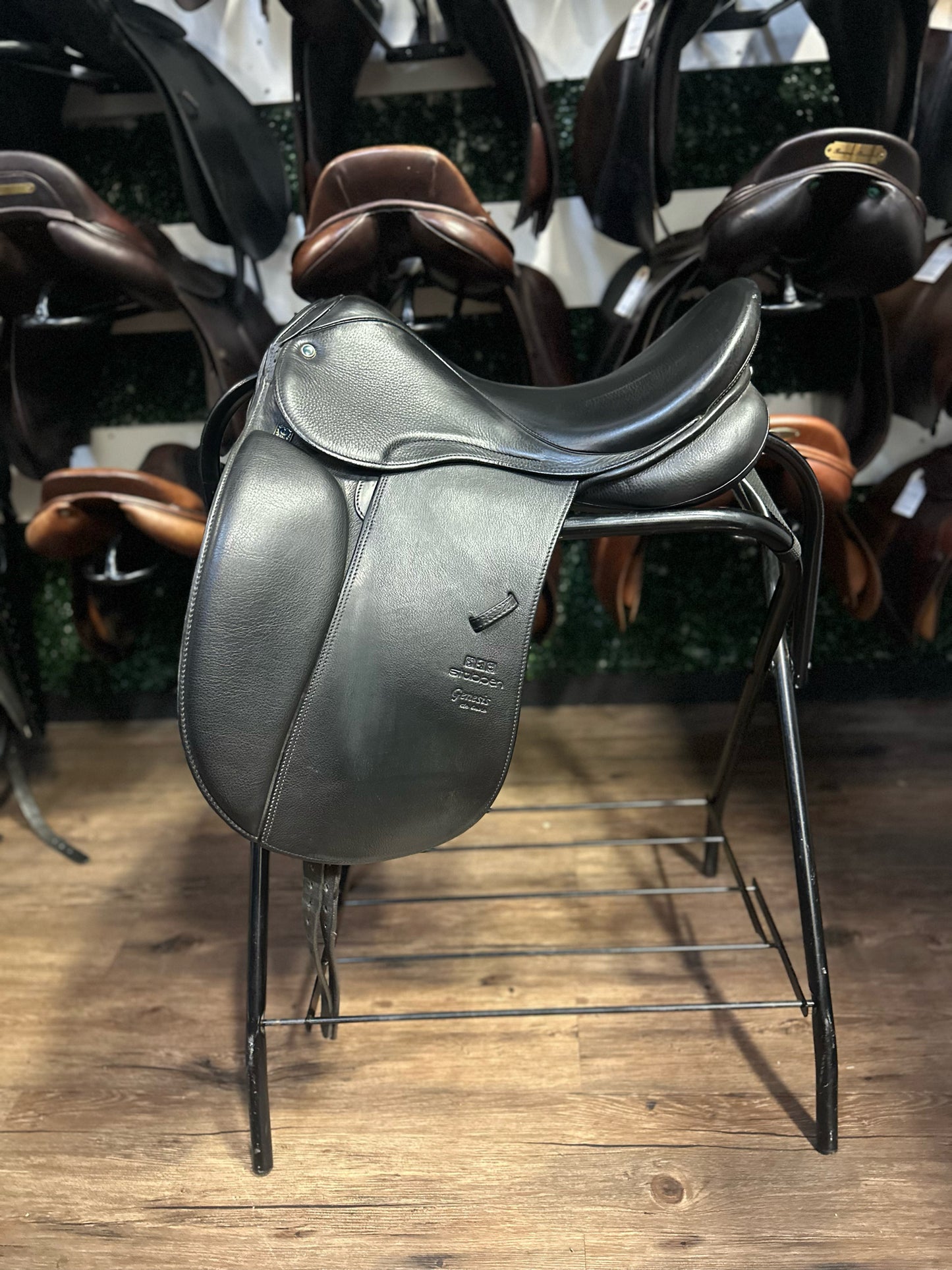 17.5 Stubben Guiness Deluxe Dressage Saddle - MW (5.25")