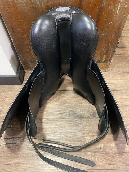 17.5 Stubben Guiness Deluxe Dressage Saddle - MW (5.25")