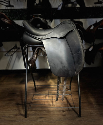 18" Hulsebos Dressage Saddle W (6"Gullet)